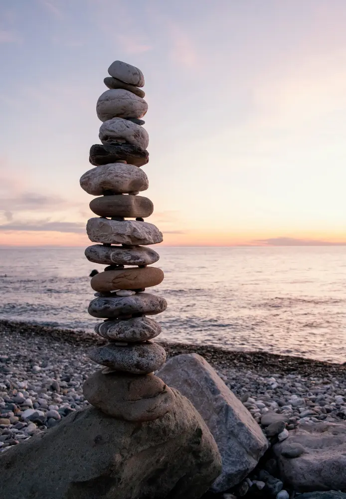 Steine balancieren sich beim Sonnenuntergang am Strnd