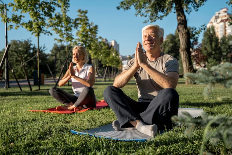 alteres-paar-mahct-in-der natur-yoga