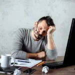 Burnout felismerése leküzdése, egy üzletember elalszik az íróasztalnál