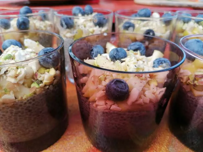 Chia Pudding mit Hanfsamen, Walnüssen und Pistazien als eiweißreiches Topping