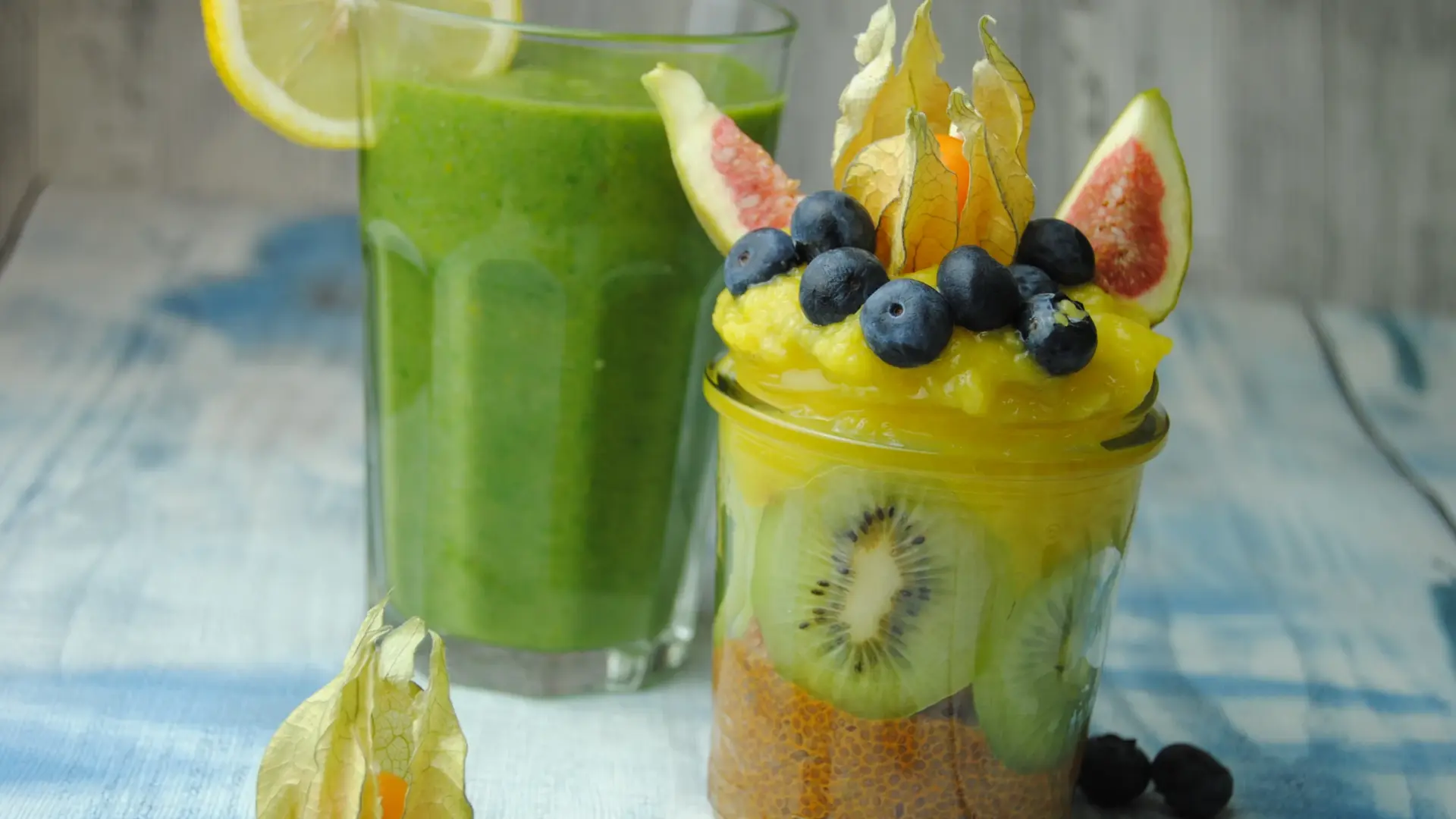 Chia Pudding Rezept im Glas mit Kiwi, Mangocreme, Heidelbeeren, Feigen und Physalis