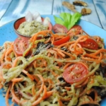 rohkost-zucchini-karotten-spagetti-mit-pesto
