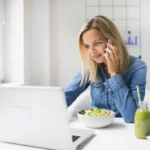 eine-businessfrau-macht-saftfasten-entgiftung-test